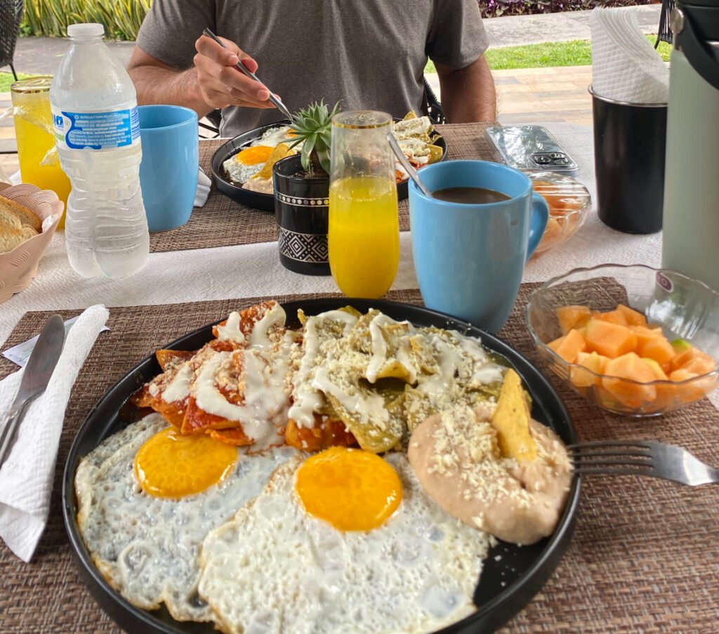 chilaquiles divorciados con huevo estrellado